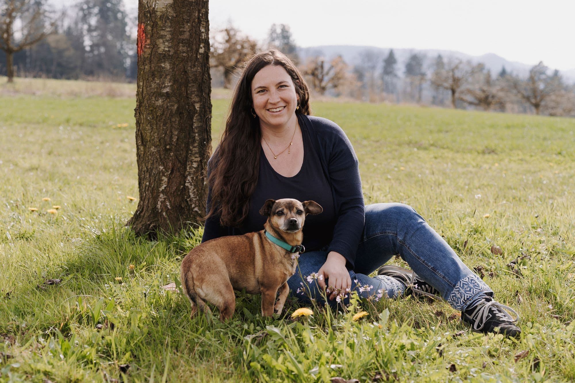 Liliane mit ihrem Hund in der Natur