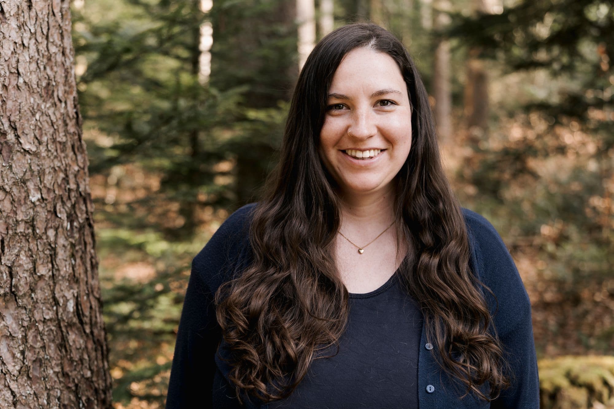 Liliane Schmid mit ihrem Hund in der Natur